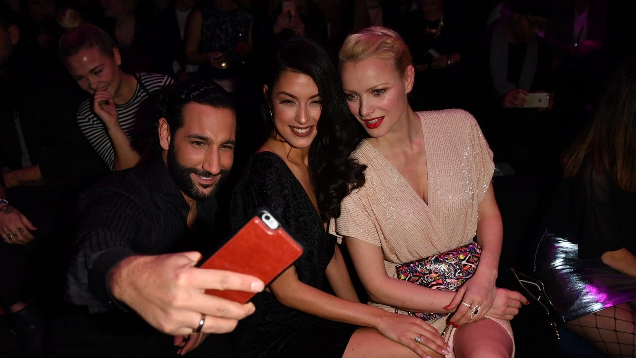 Profitänzer Massimo Sinató macht ein Selfie mit seiner Frau Rebecca Mir (M) und Model Franziska Knuppe.