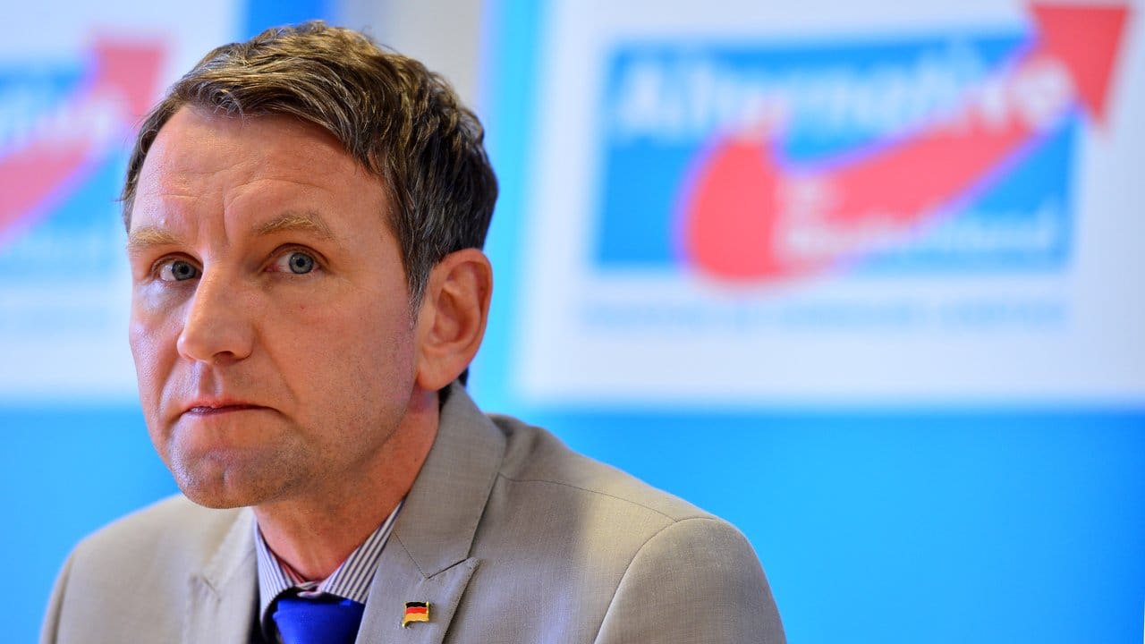 Thüringens AfD-Chef Björn Höcke hält, was er verspricht: "Deftige Hiebe auf den politischen Gegner".