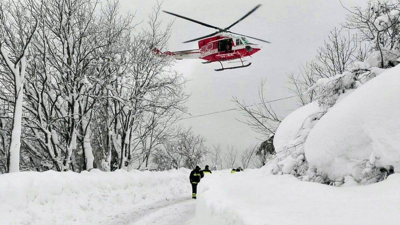 Ein Hubschrauber nahe des verschütteten Hotels. Ein Hubschrauber nahe des verschütteten Hotels.