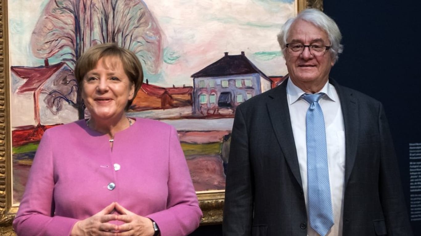 Bundeskanzlerin Angela Merkel (l, CDU) und der Unternehmer Hasso Plattner bei einem Rundgang durchs Museum Barberini in Potsdam.