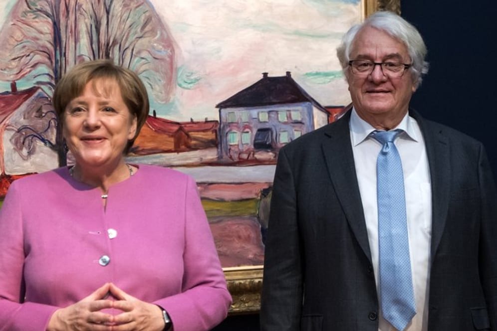 Bundeskanzlerin Angela Merkel (l, CDU) und der Unternehmer Hasso Plattner bei einem Rundgang durchs Museum Barberini in Potsdam.