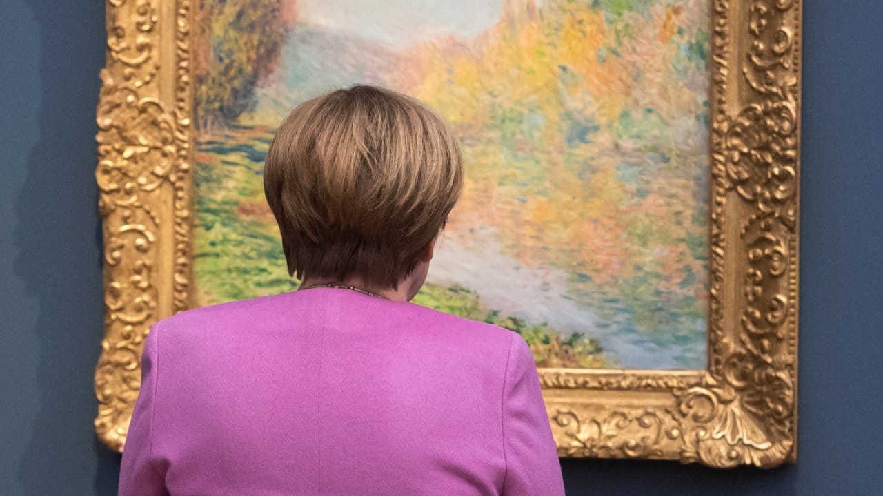 Bundeskanzlerin Angela Merkel (CDU) betrachtet Moets "Herbst in Jeufosse".