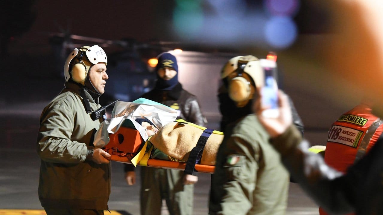 Rettungskräfte bringen ein gerettetes Kindern in ein Krankenhaus nach Pescara. Rettungskräfte bringen ein gerettetes Kindern in ein Krankenhaus nach Pescara.