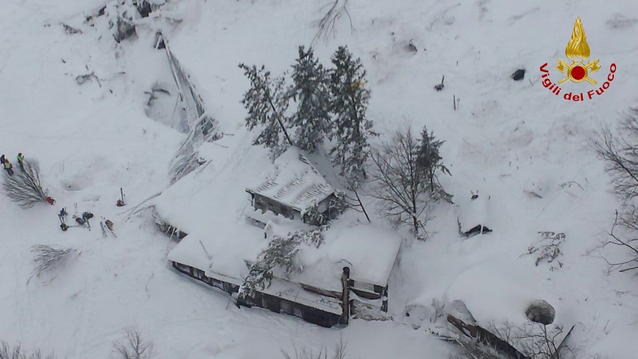 Das von einer Lawine verschüttete Hotel bei Farindola in den Abruzzen. Das von einer Lawine verschüttete Hotel bei Farindola in den Abruzzen.