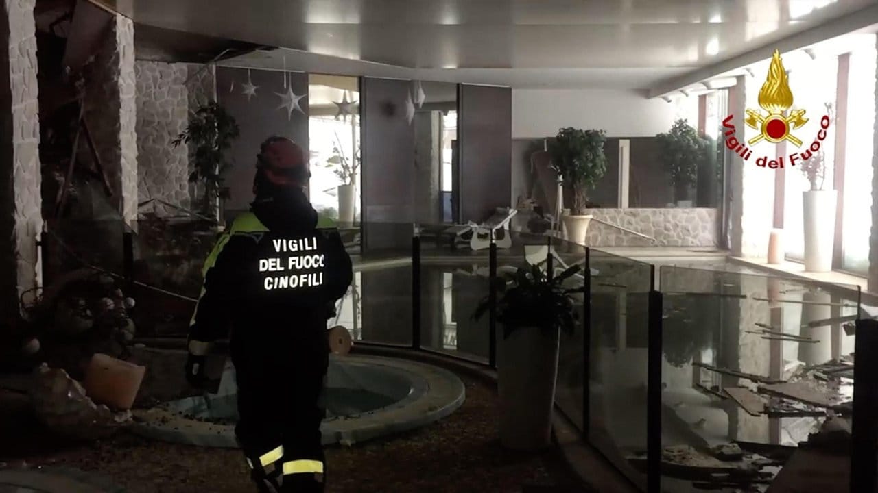 Ein ialienischer Feuerwehrmann sucht in dem von einer Lawine großteils verschütteten Hotel nach Überlebenden. Ein ialienischer Feuerwehrmann sucht in dem von einer Lawine großteils verschütteten Hotel nach Überlebenden.