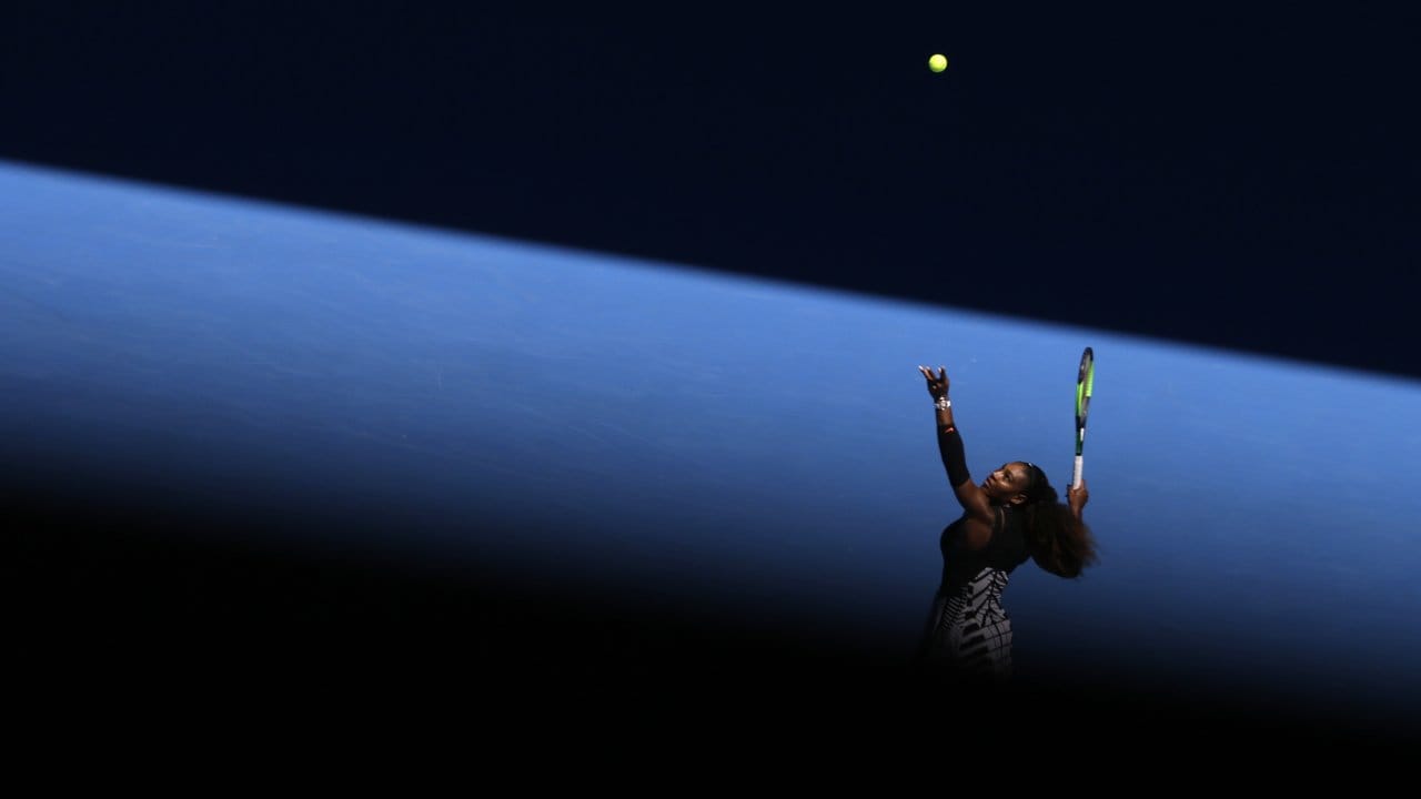 Serena Williams beim Aufschlag.