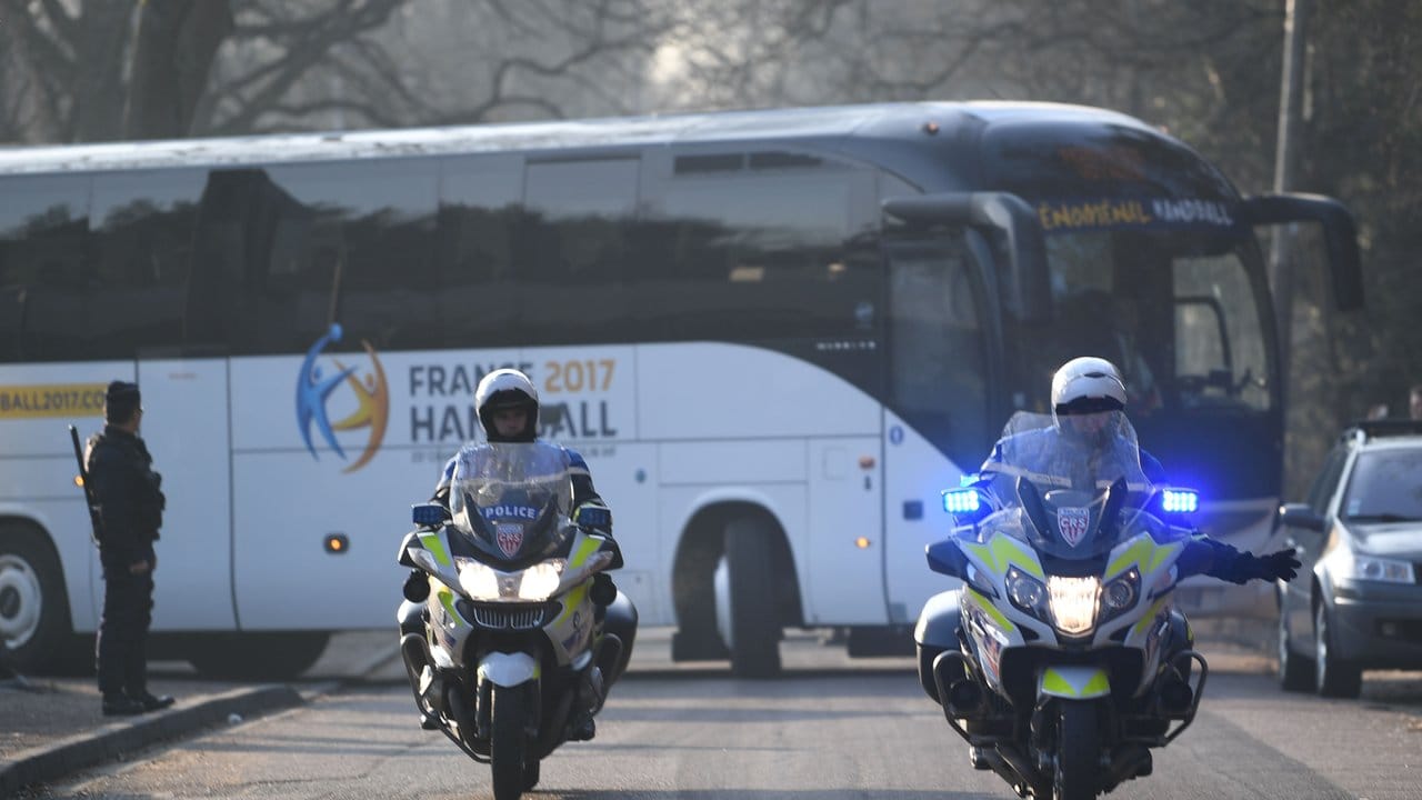 Der deutsche Mannschaftsbus wird von zwei Polizeimotorrädern Richtung Paris eskortiert.