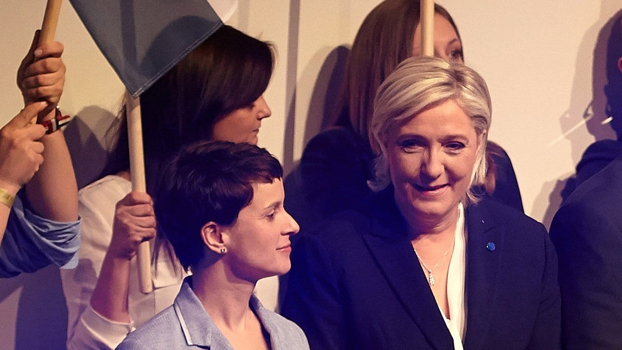 Die AFD-Vorsitzende Frauke Petry (l) und die Vorsitzende des französischen Front National (FN), Marine Le Pen, auf der Tagung der rechtspopulistischen ENF-Fraktion in Koblenz.