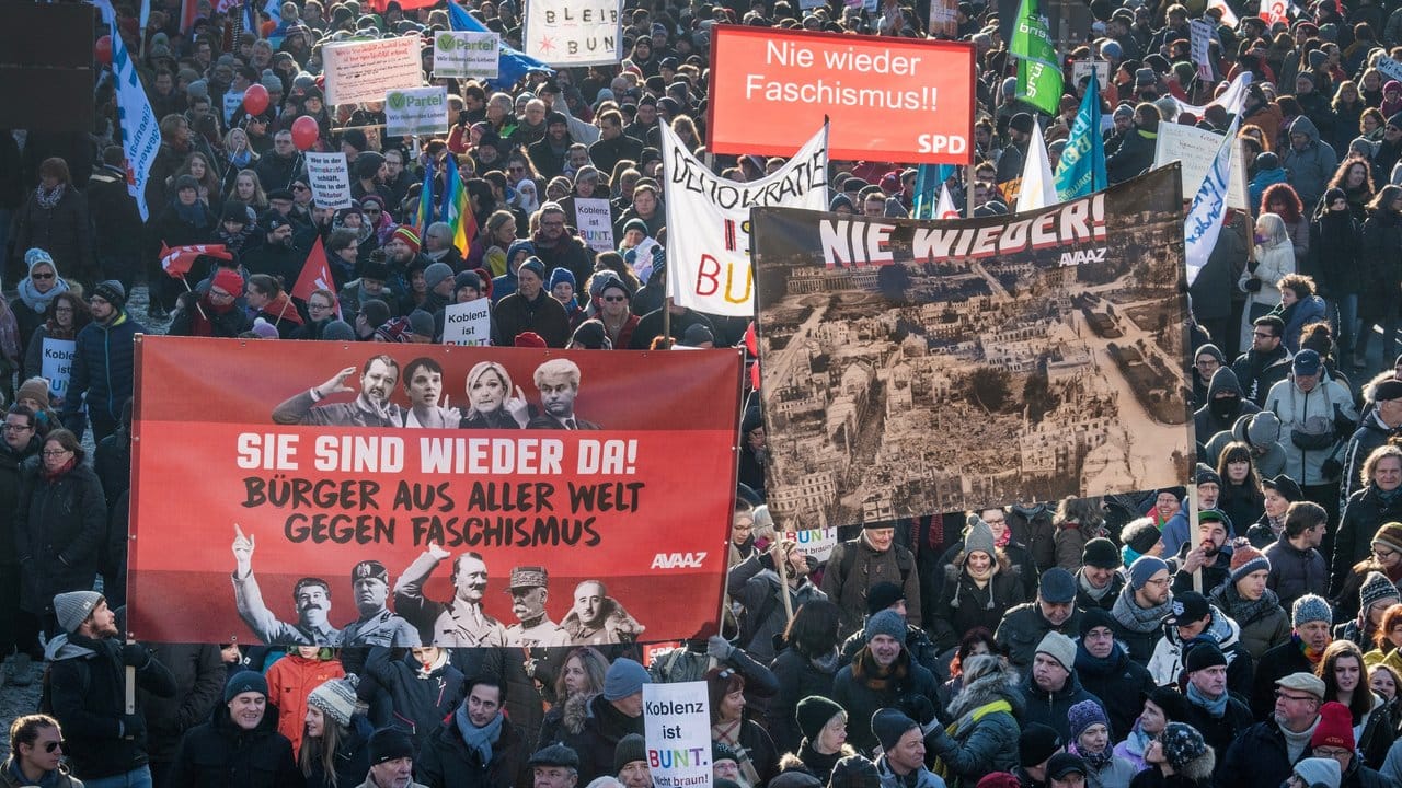 Unter dem Motto "Koblenz bleibt bunt !" wurde gegen die Tagung der ENF-Fraktion im Europäischen Parlament protestiert.