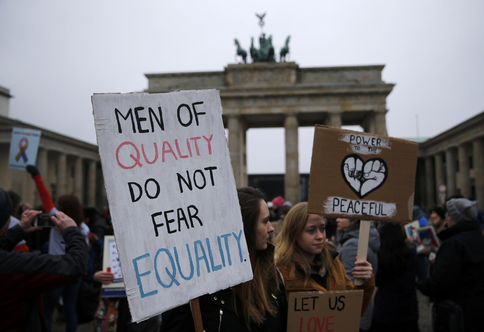 In Berlin versammeln sich die Demonstranten auf dem Pariser Platz in unmittelbarer Nähe der US-Botschaft.