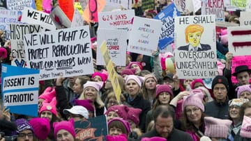 Frauen gegen Donald Trump: Am Tag nach dem Amtsantritt des neuen US-Präsidenten gehen in Washington und anderen Städten Zehntausende auf die Straßen. Ihr Protest richtet sich gegen Frauenfeindlichkeit, Gewalt, Rassismus, Homophobie und religiöse Intoleranz.