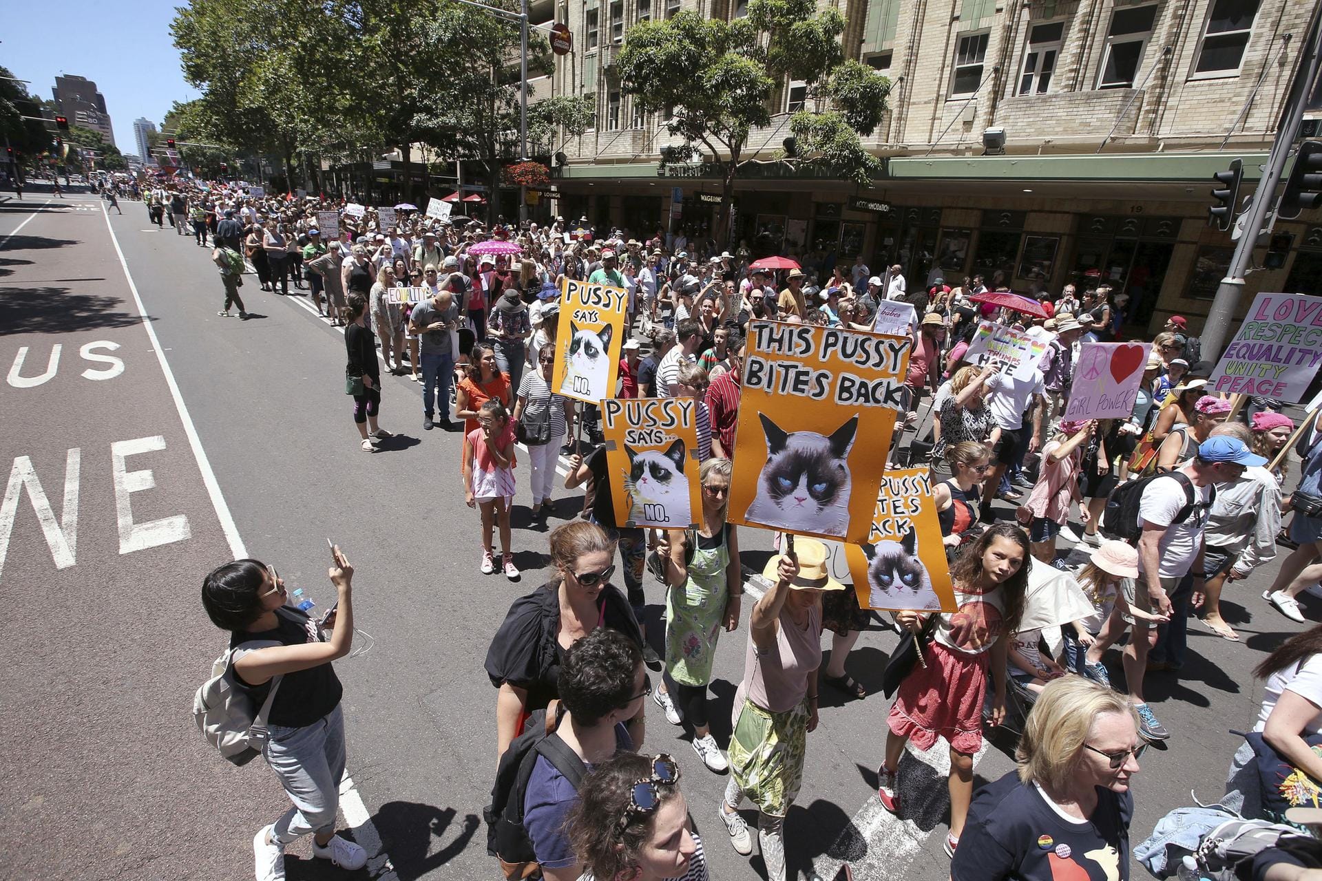 Aber nicht nur in Washington und anderen Städten in den USA wird demonstriert. Den Auftakt machen die Frauen unter anderem in Sydney. Auch in Melbourne oder in Wellington in Neuseeland finden Protestveranstaltungen statt. Aber nicht nur in Washington und anderen Städten in den USA wird demonstriert. Den Auftakt machen die Frauen unter anderem in Sydney. Auch in Melbourne oder in Wellington in Neuseeland finden Protestveranstaltungen statt.