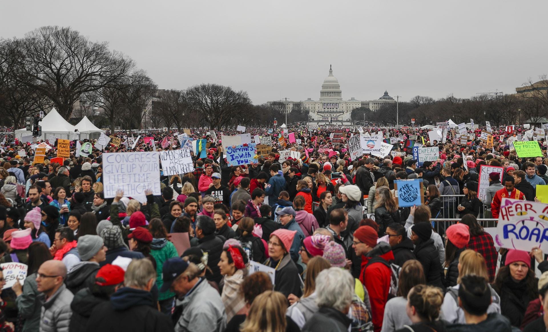 In der US-Hauptstadt Washington werden sogar bis zu 500.000 Demonstranten erwartet. Der Andrang ist offenbar größer als bei Trumps Amtseinführung am Vortag.
