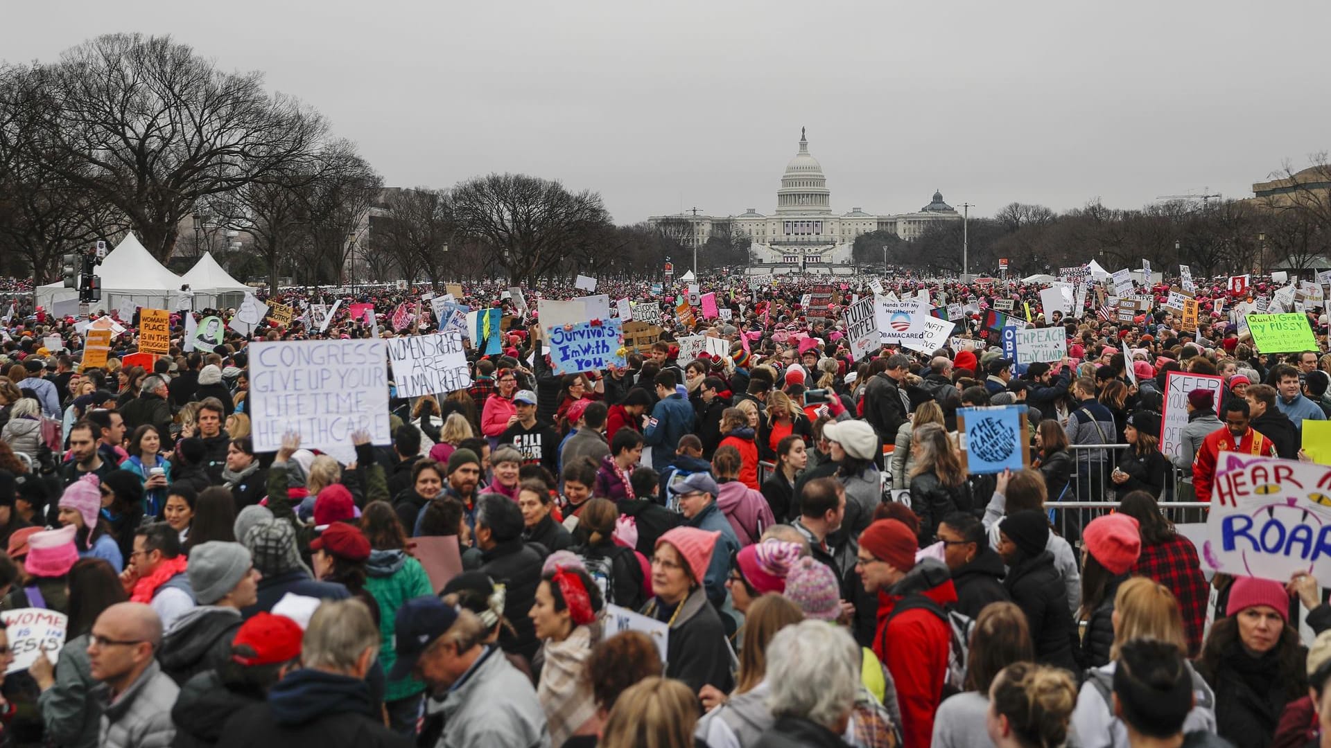 In der US-Hauptstadt Washington werden sogar bis zu 500.000 Demonstranten erwartet. Der Andrang ist offenbar größer als bei Trumps Amtseinführung am Vortag.