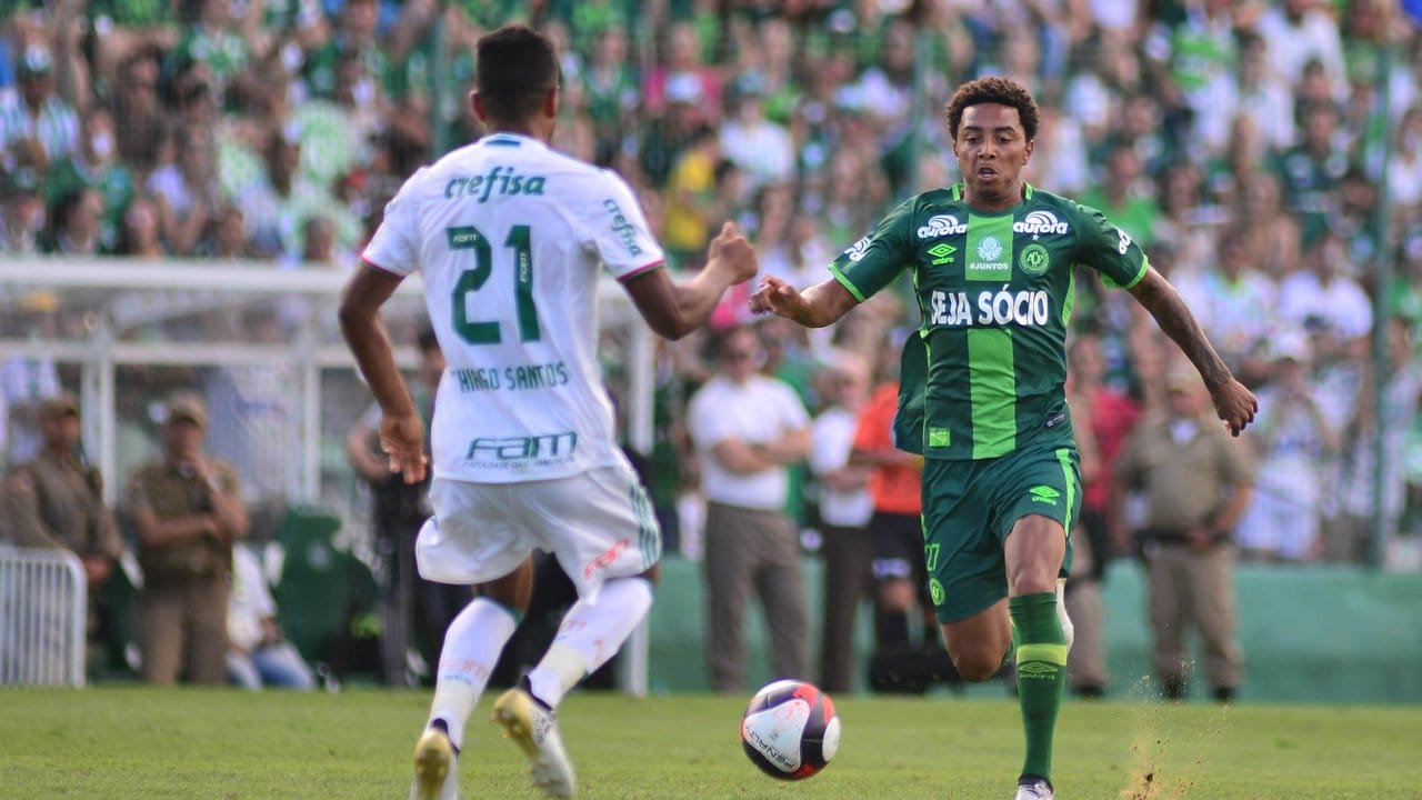 Chapecoenses Osman (r) und Palmeiras Thiago Santos (l) kämpfen beim Freundschaftsspiel um den Ball.