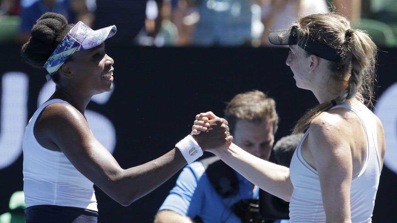 Mona Barthel (r) muste sich in Melbourne im Achtelfinale Venus Williams geschlagen geben.