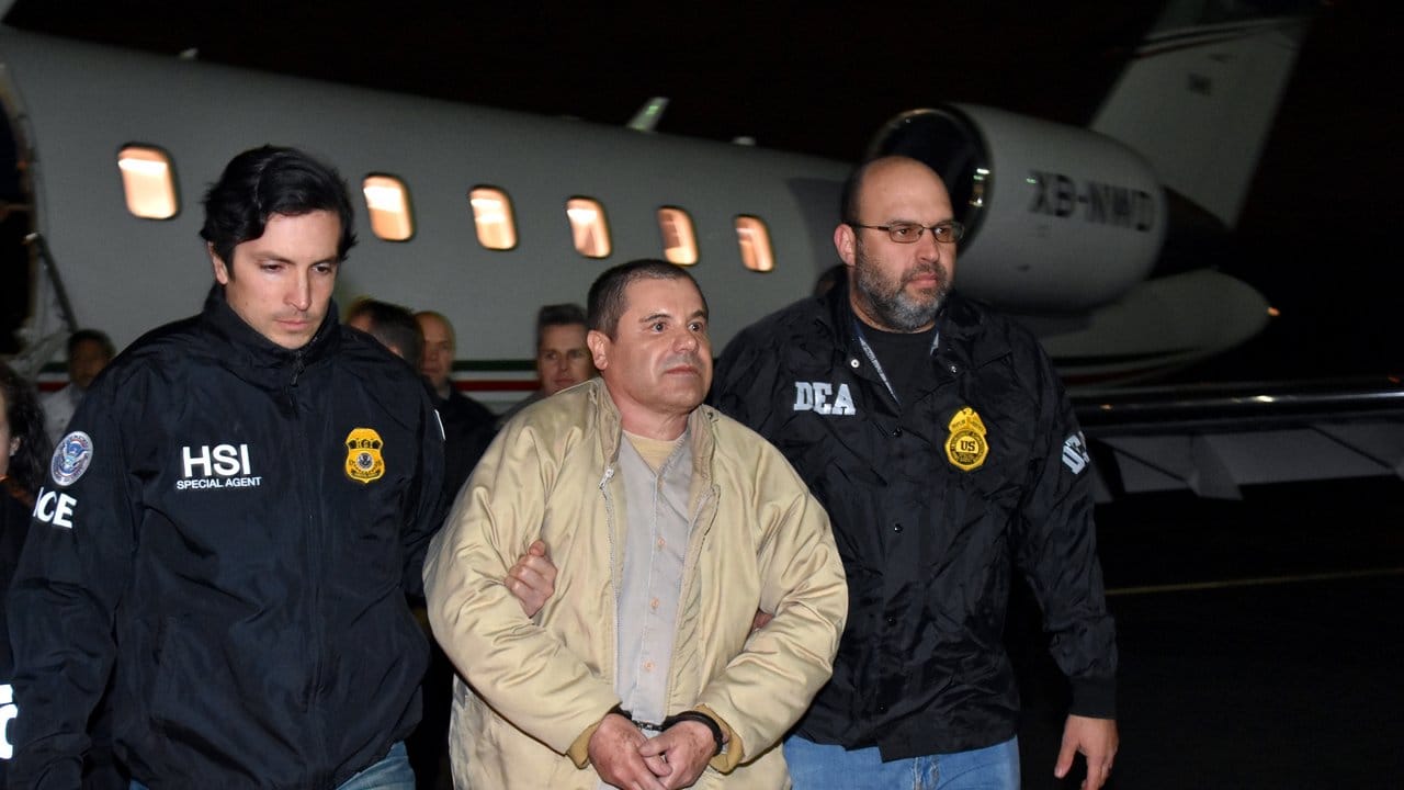 Der mexikanische Drogenboss Joaquín "El Chapo" Guzmán kommt in New York an. Der mexikanische Drogenboss Joaquín "El Chapo" Guzmán kommt in New York an.