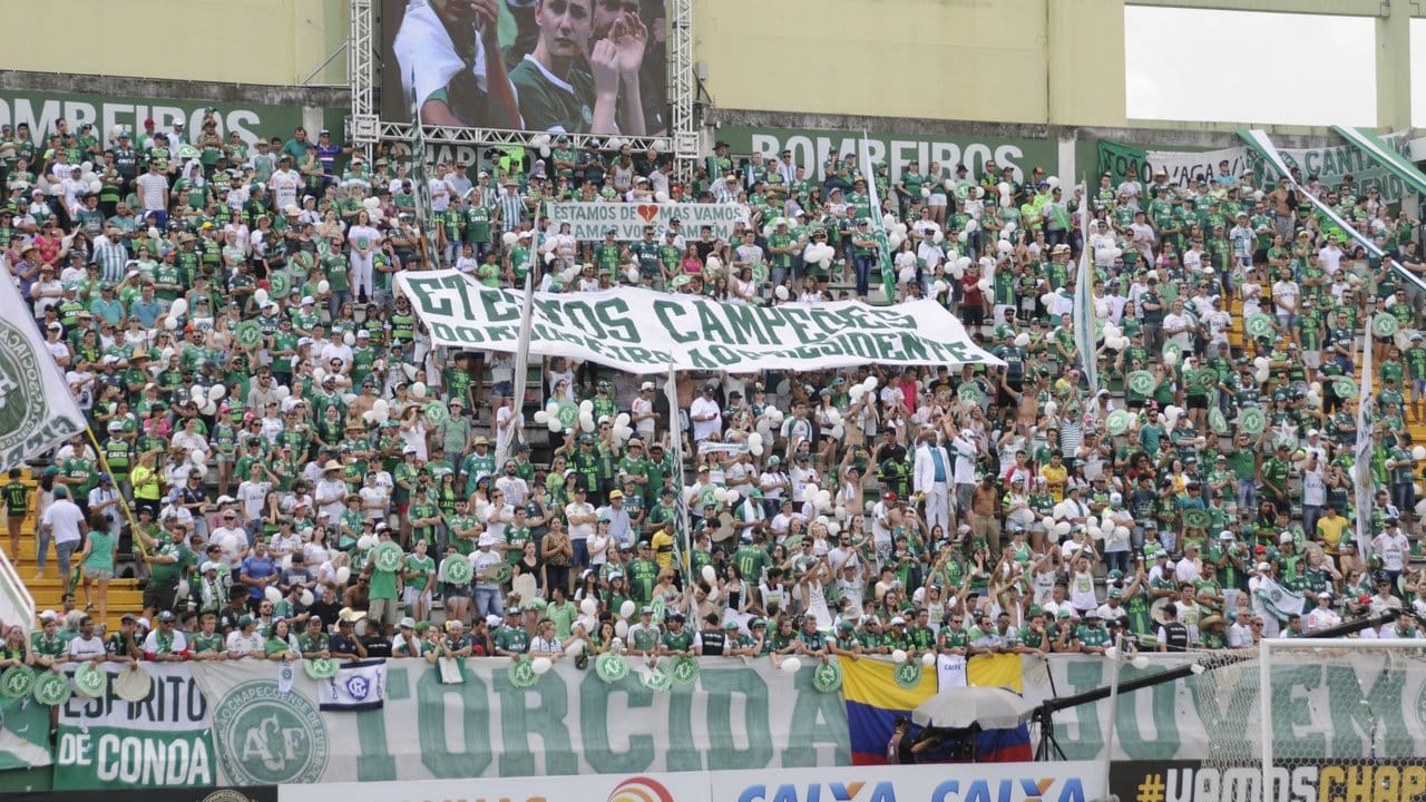 Fans des AF Chapecoense verfolgen das Freundschaftsspiel ihres Clubs gegen Palmeiras in der Arena Condá in Chapecó.