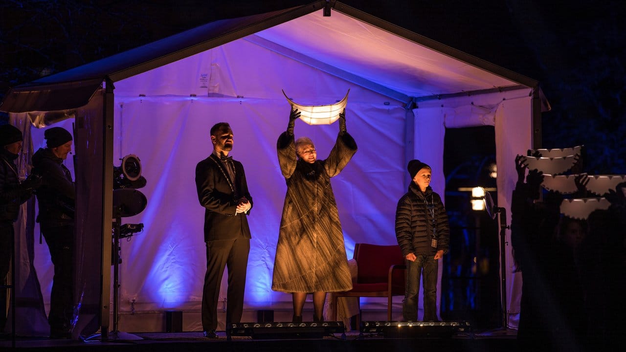 Königin Margrethe von Dänemark hält bei der Eröffnung des Kulturhauptstadtjahres im dänischen Aarhus ein Wikingerschiff in die Luft.