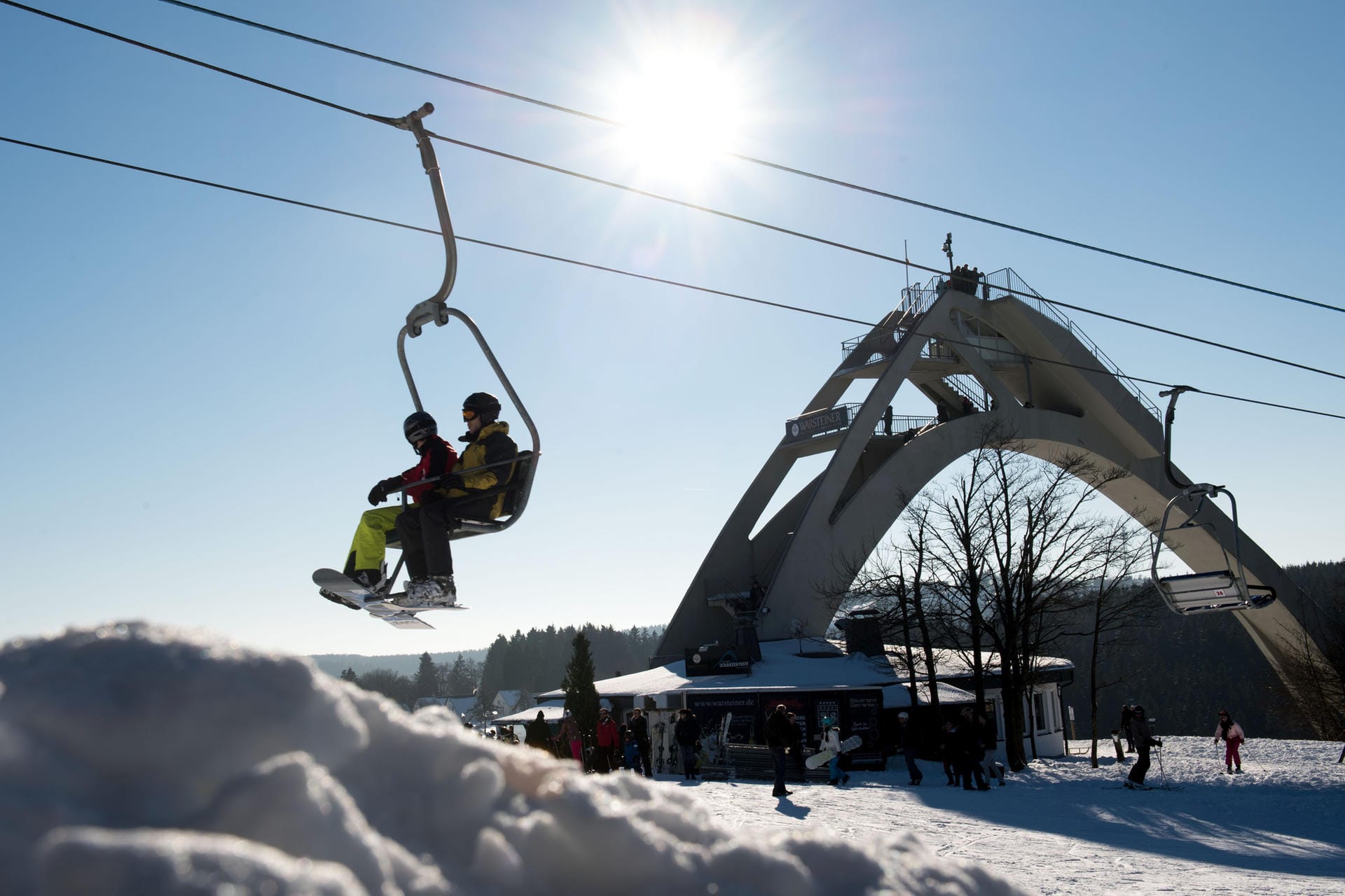 Winterberg: Sonniges Winterwetter hat zahlreiche Ski- und Snowboardfahrer ins Sauerland gelockt.