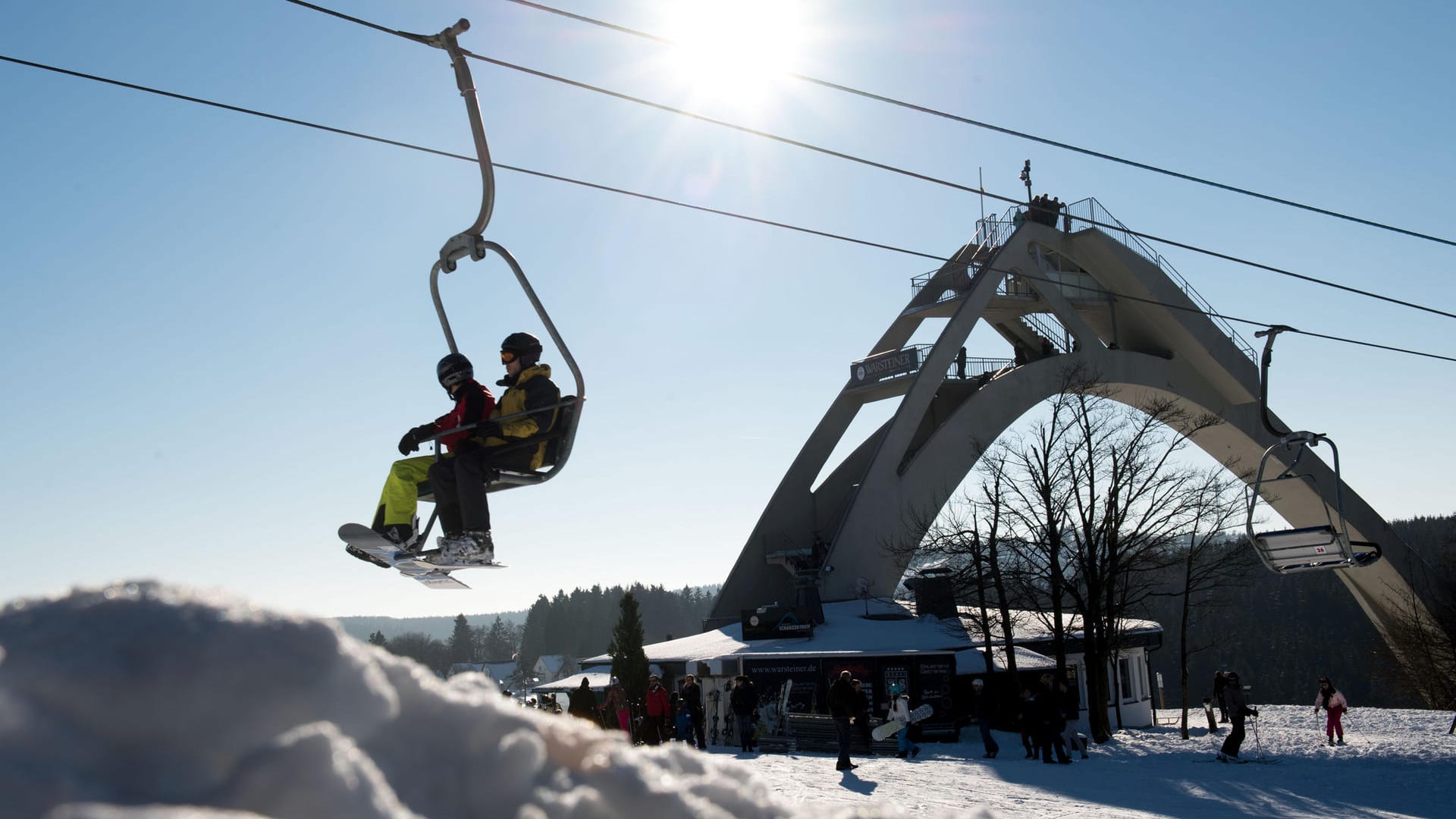 Winterberg: Sonniges Winterwetter hat zahlreiche Ski- und Snowboardfahrer ins Sauerland gelockt.