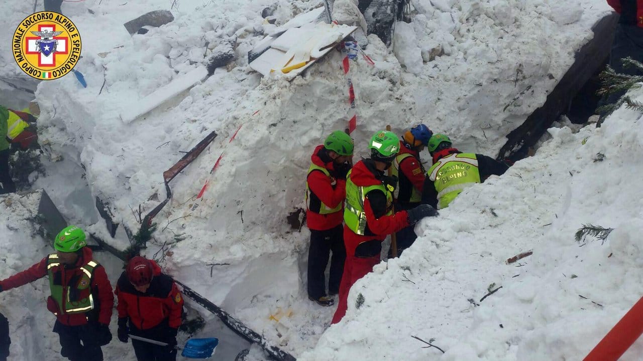 Durch viele Meter Schnee müssen sich die Lebensretter am Hotel Rigopiano durcharbeiten. Durch viele Meter Schnee müssen sich die Lebensretter am Hotel Rigopiano durcharbeiten.