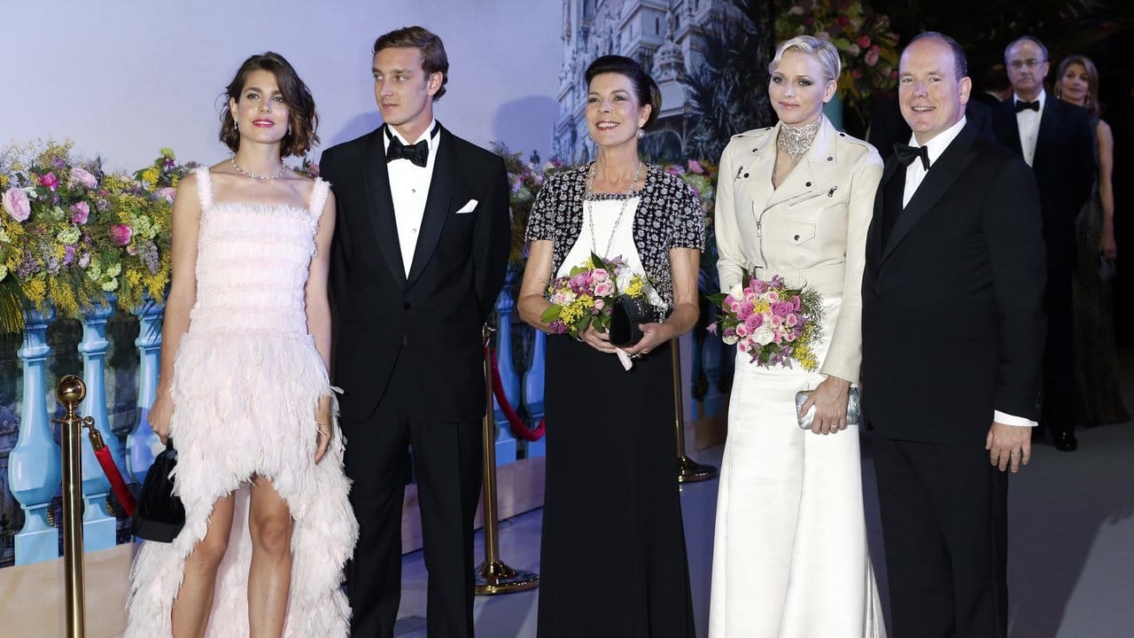 Charlotte und Pierre Casiraghi (l-r), Prinzessin Caroline von Hannover, Fürstin Charlène und Fürst Albert beim Rosenball 2013.