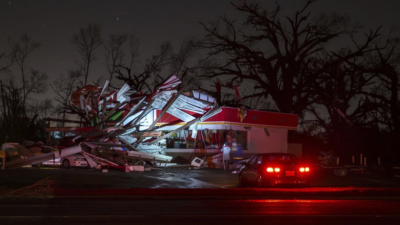 Eine durch den Sturm stark beschädigte Tankstelle in Albany, Georgia.