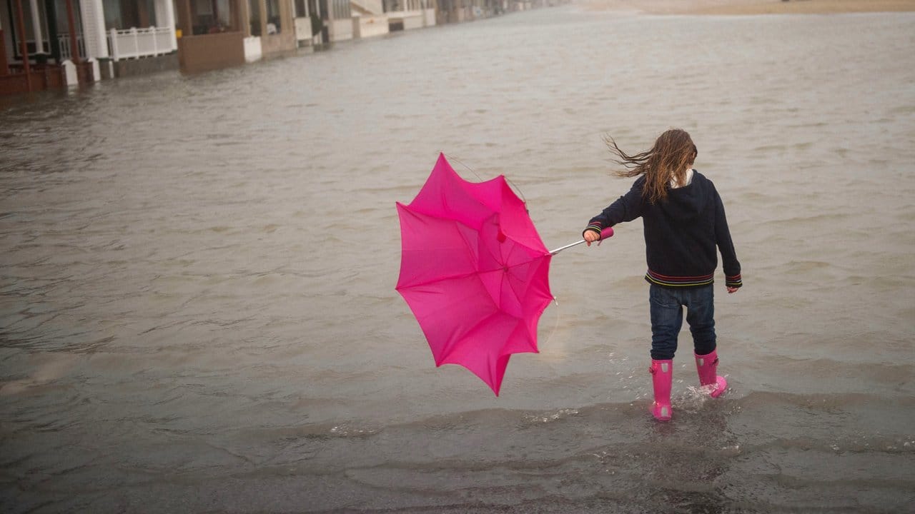 Starke Regenfälle führten zu Überflutungen an der kalifornischen Pazifikküste.