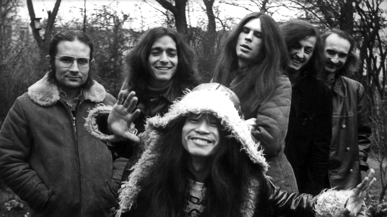 ARCHIV - Die Mitglieder der Band Can, (l-r) Irmin Schmidt, Jaki Liebezeit, Michael Karoli, Ulli Gerlach, Holger Szukay und vorn Damo Suzuki 1971 in Hamburg.