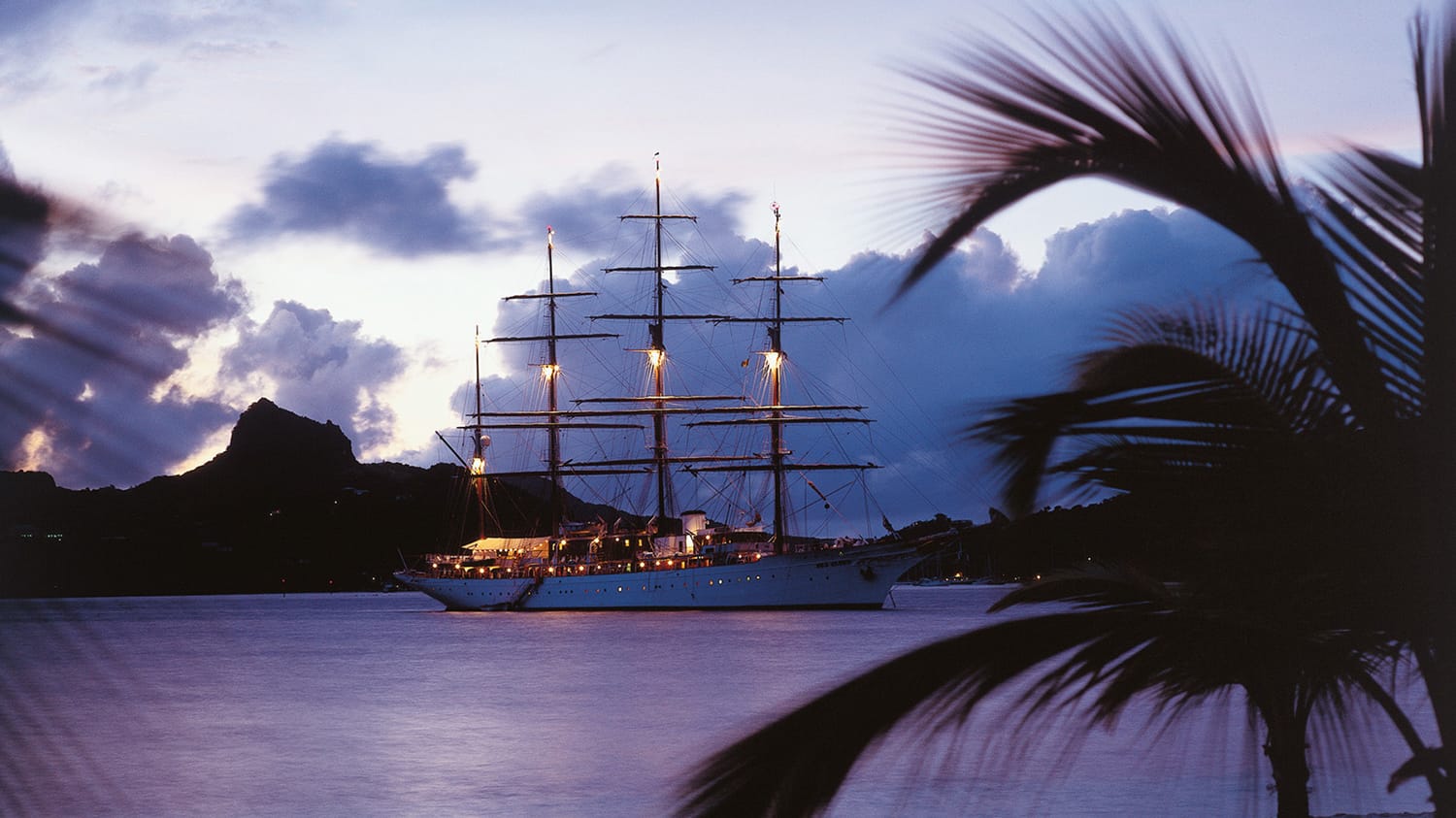 Auf einem Segelschiff wie der "Sea Cloud" kommen Sie an Reiseziele, die für große Kreuzfahrtschiffe nicht erreichbar sind.