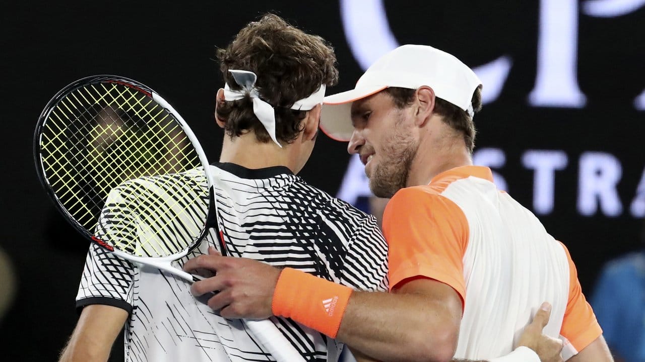 Mischa Zverev (r) gratuliert Roger Federer zum Sieg.