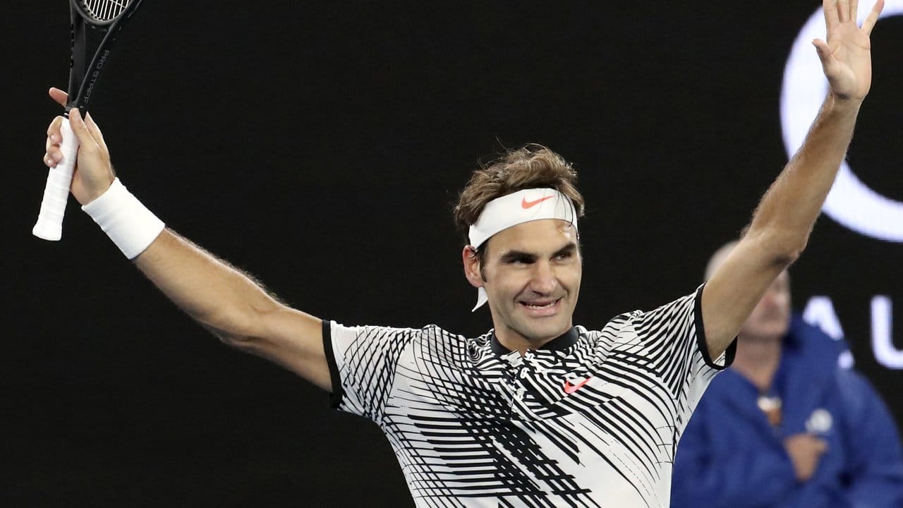 Roger Federer feiert seinen klaren Sieg gegen Mischa Zverev.