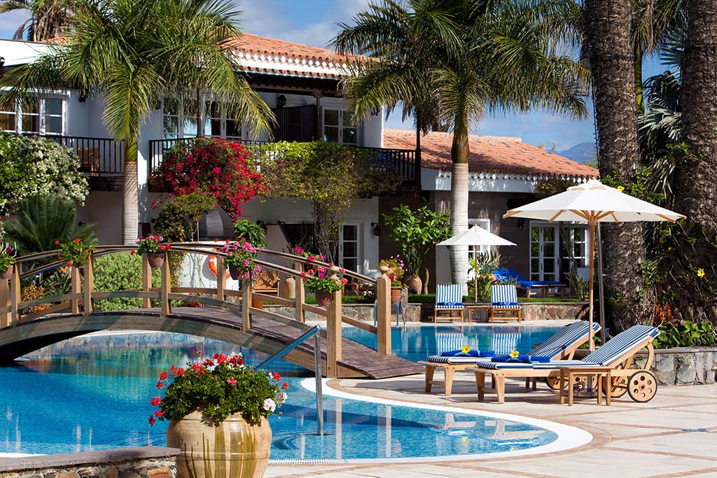 In dem inmitten eines tausend Jahre alten Palmenhains gelegenen "Seaside Grand Hotel Residencia" wird Urlaubern jeder Wunsch von den Augen abgelesen.