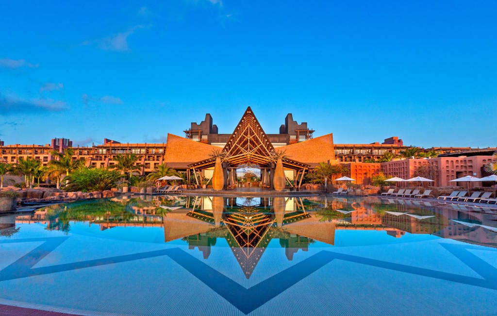 Die luxuriöse, im afrikanischen Stil erbaute Anlage des "Lopesan Baobab Resorts" lädt Reisende zu purer Entspannung ein.