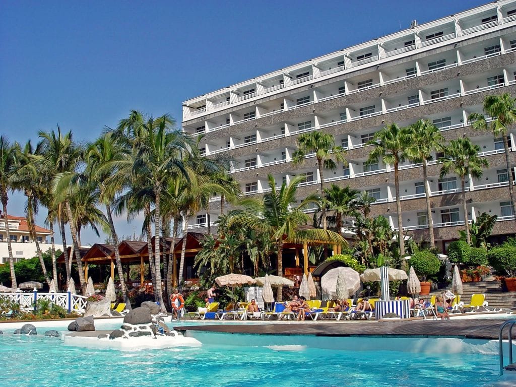 In ruhiger unmittelbarer Strandlage am Südzipfel der Insel befindet sich das "Hotel Costa Canaria" – ein perfekter Ort, um warme Sonnenstrahlen und Meeresrauschen in sich aufzunehmen.