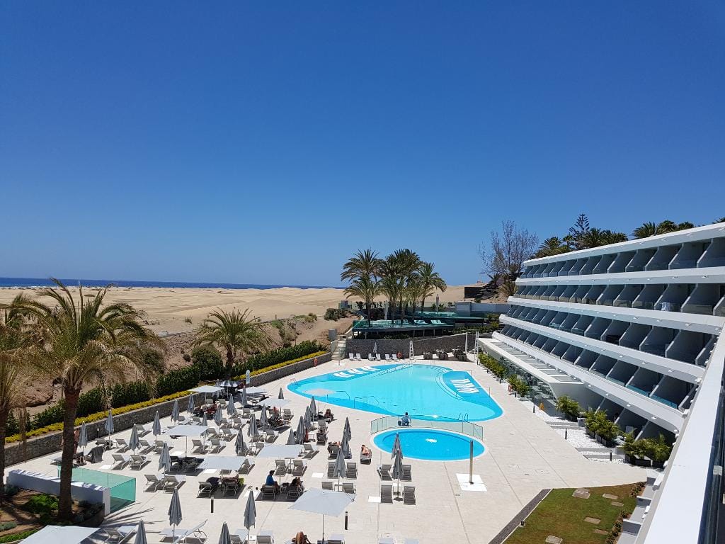 Unvergessliche Stunden können Urlauber im erst neu eröffneten "Santa Monica Suites Hotel" im Süden der Insel erleben. Die vom Hotel umgebenen Dünen von Maspalomas und die direkte Strandlage prophezeien einen traumhaften Ausblick.