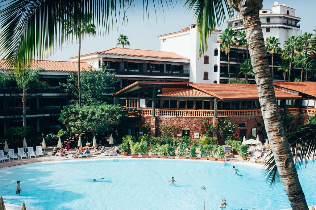 Wie der Name des "Hotels Parque Tropical" schon verrät, befindet sich die Anlage inmitten eines einzigarten Tropengartens mit über 1.000 verschiedenen exotischen Pflanzenarten.