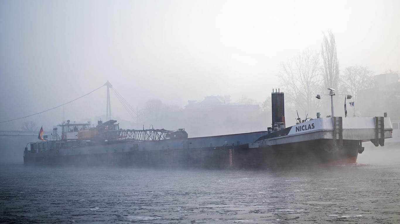 Eisschollen auf dem Main: Noch können Frachtschiffe fahren, doch schon bald könnte der Fluss unbefahrbar sein.