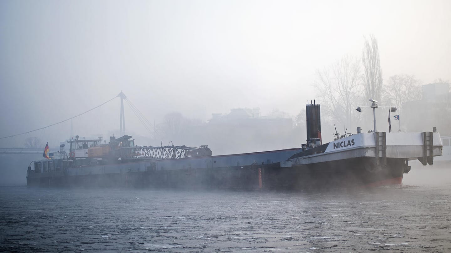 Eisschollen auf dem Main: Noch können Frachtschiffe fahren, doch schon bald könnte der Fluss unbefahrbar sein.