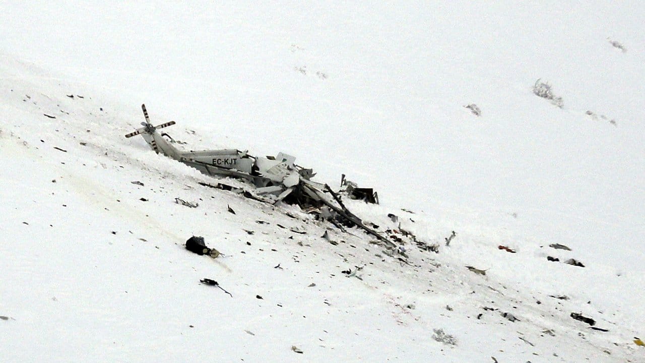 Das Wrack eines Hubschraubers liegt nahe dem Skigebiet Campo Felice in den Abruzzen. Das Wrack eines Hubschraubers liegt nahe dem Skigebiet Campo Felice in den Abruzzen.