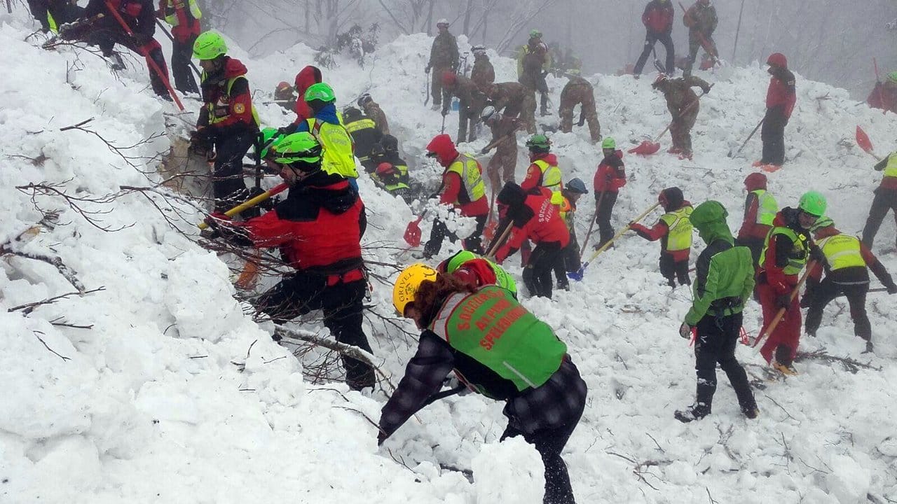 Rettungskräfte arbeiten sich in der Nähe des von einer Lawine vershütteten Hotels durch die Schneemassen. Rettungskräfte arbeiten sich in der Nähe des von einer Lawine vershütteten Hotels durch die Schneemassen.