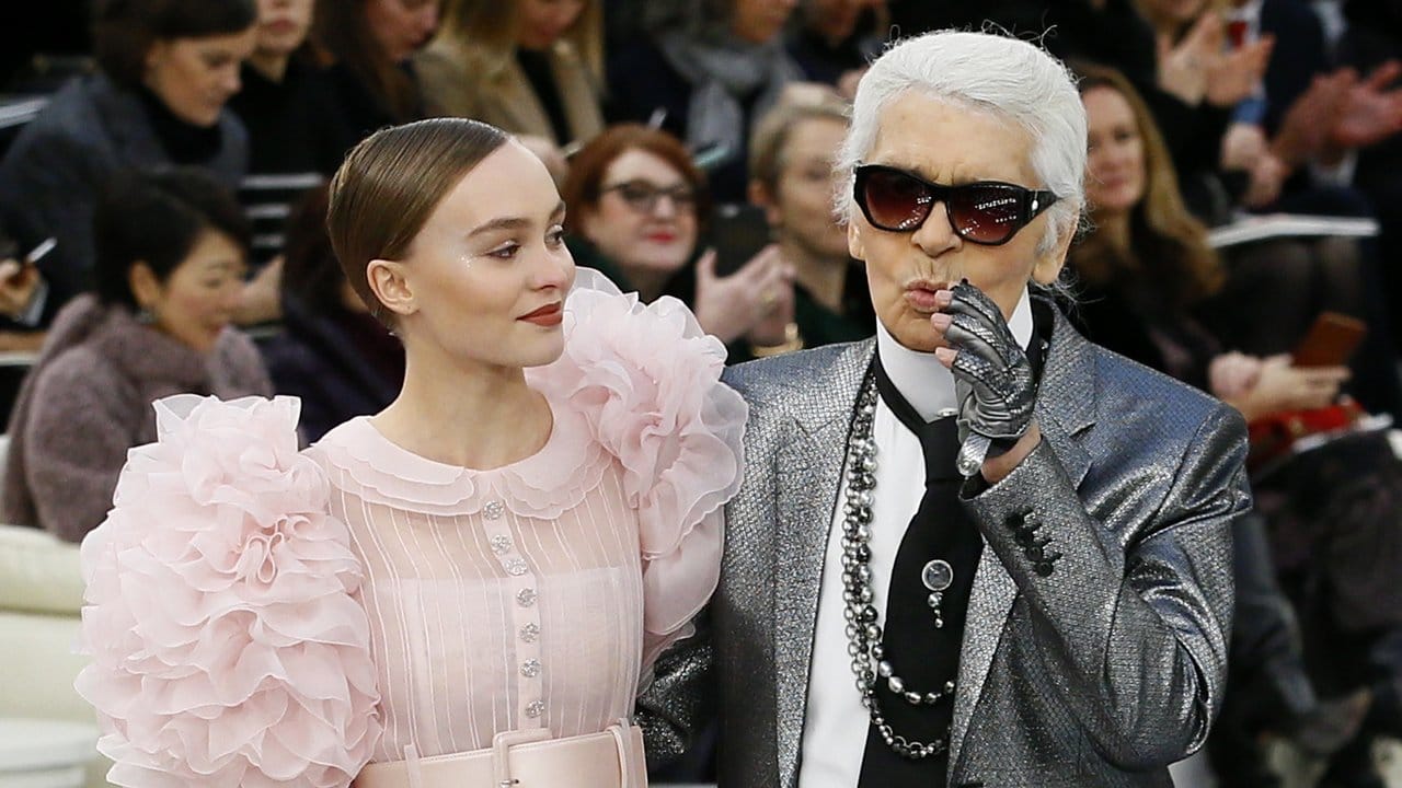 Model Lily-Rose Depp neben Designer Karl Lagerfeld bei der Chanel Show in Paris.