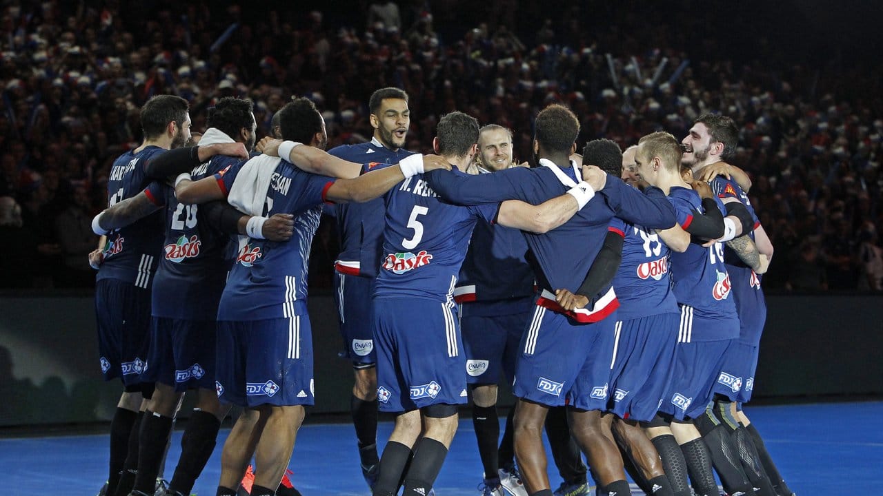 Frankreichs Spieler bejubeln ihren Einzug ins Halbfinale.