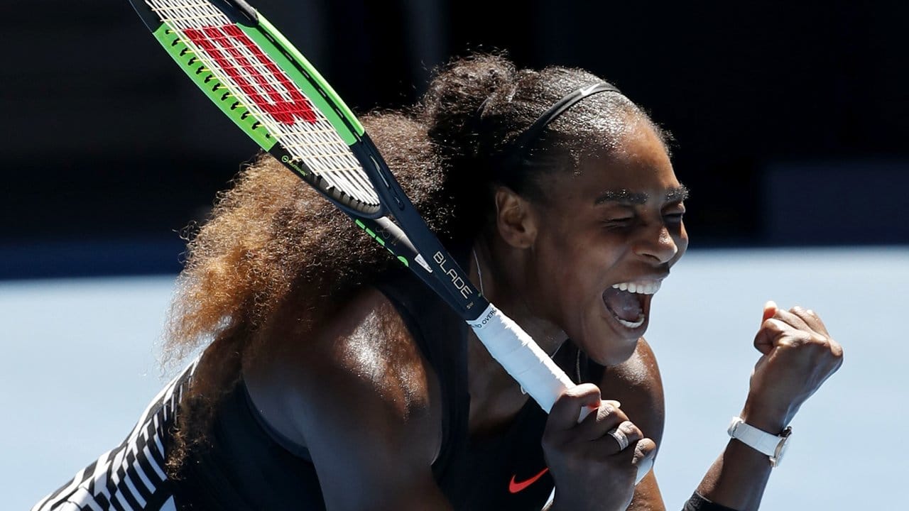 Serena Williams feiert ihren Halbfinaleinzug.