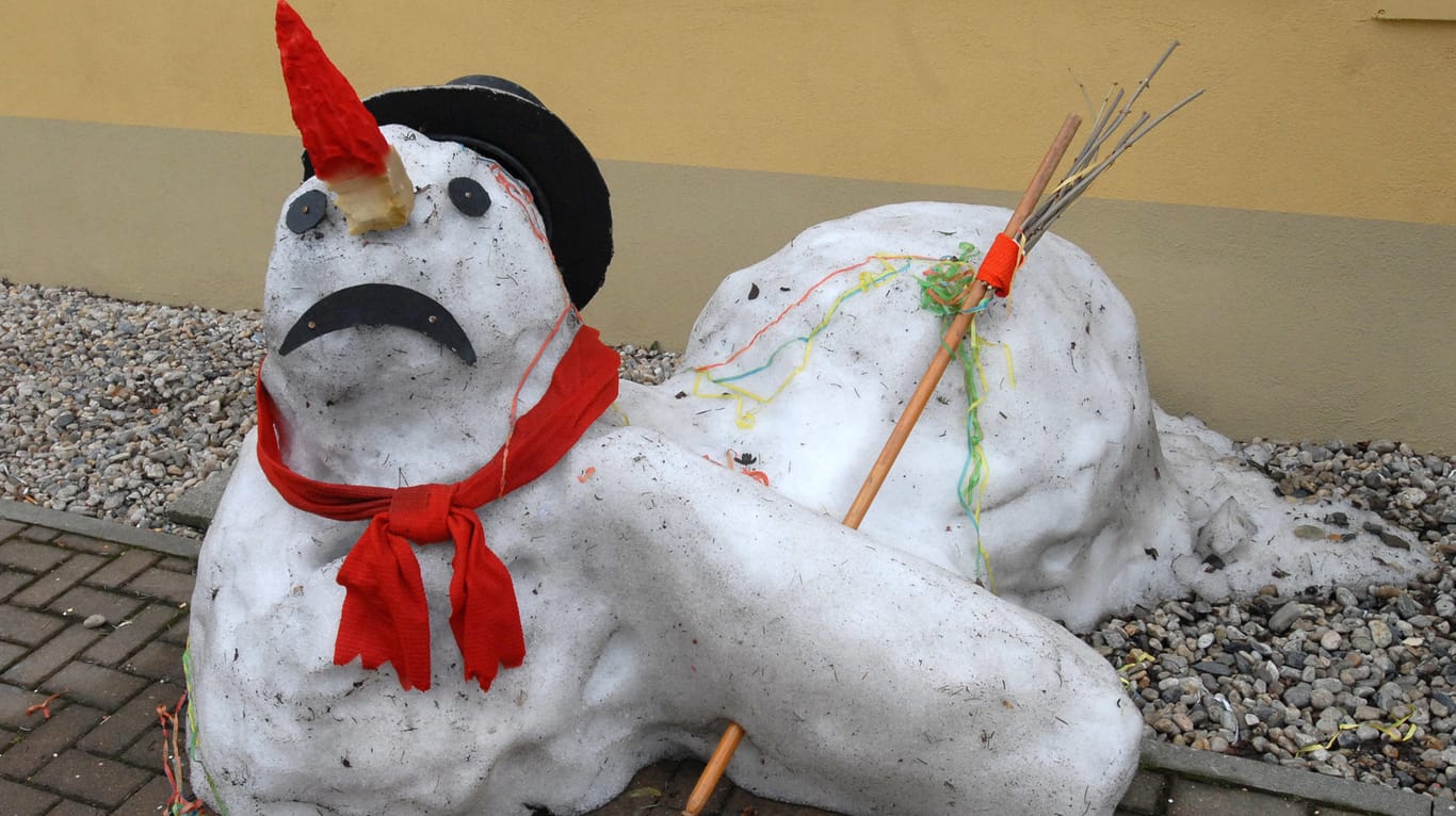 Mit dem Dauerfrost geht es auch den Schneemännern an den Kragen.