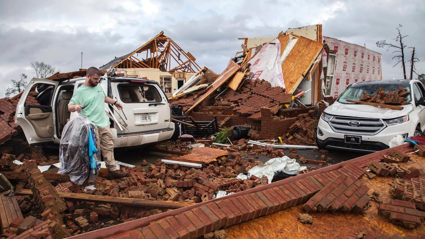 Zerstörte Häuser und Autos in der Stadt Adel im US-Staat Georgia.