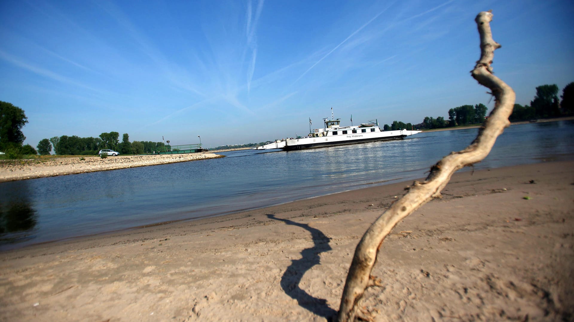 Der Rhein bei Köln: Durch den Klimawandel kommt es auch in Europa zunehmend zu Hitzewellen - mit entsprechenden Folgen. Der Rhein bei Köln: Durch den Klimawandel kommt es auch in Europa zunehmend zu Hitzewellen - mit entsprechenden Folgen.