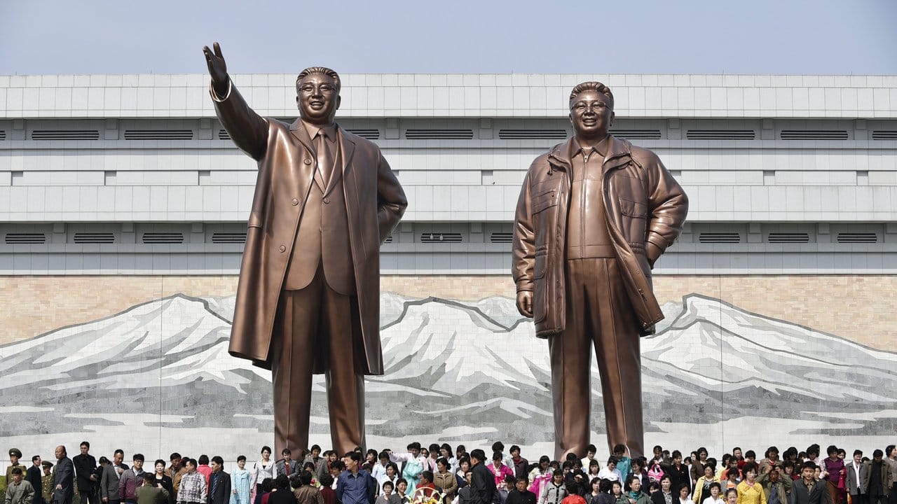 Überlebensgroß: Menschen versammeln sich in Pjöngjang vor Bronzestatuen von Staatsgründer Kim Il Sung und seinem Sohn Kim Jong Il. Überlebensgroß: Menschen versammeln sich in Pjöngjang vor Bronzestatuen von Staatsgründer Kim Il Sung und seinem Sohn Kim Jong Il.