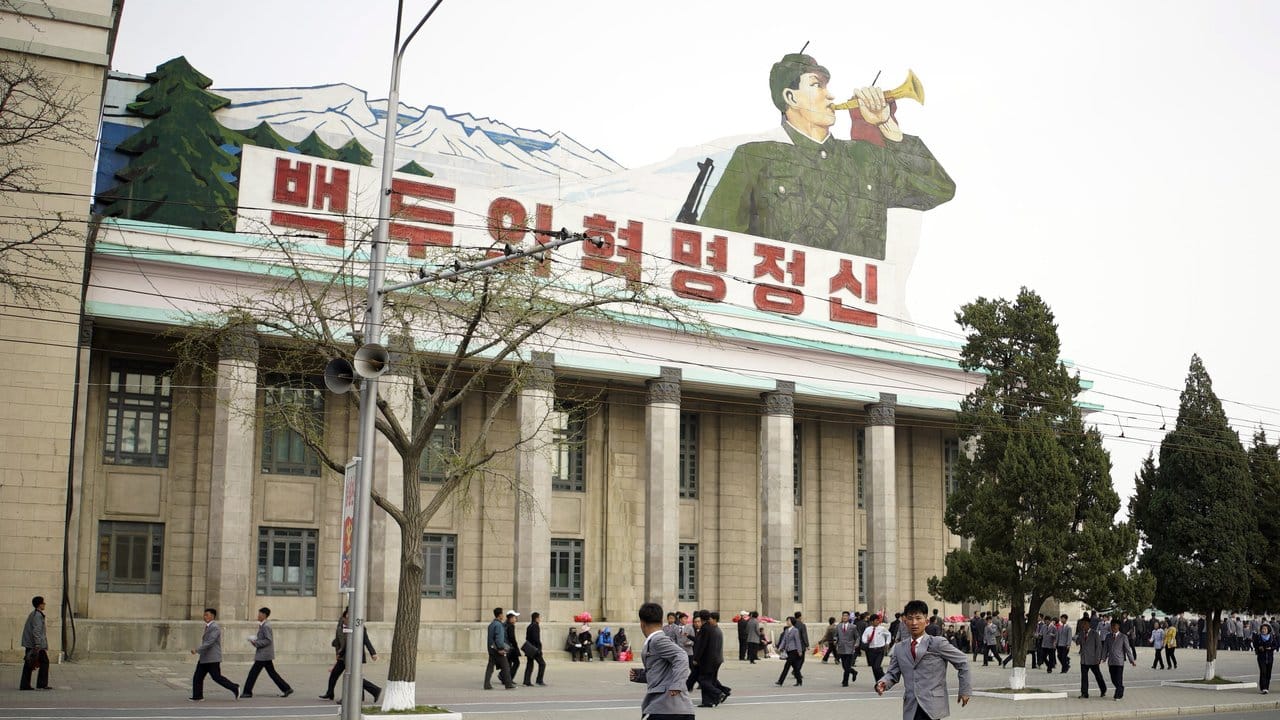 Junge Nordkoreaner vor einer Schule in Pjöngjang. Junge Nordkoreaner vor einer Schule in Pjöngjang.